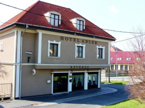 Отель Adler Hotel  Будаорс